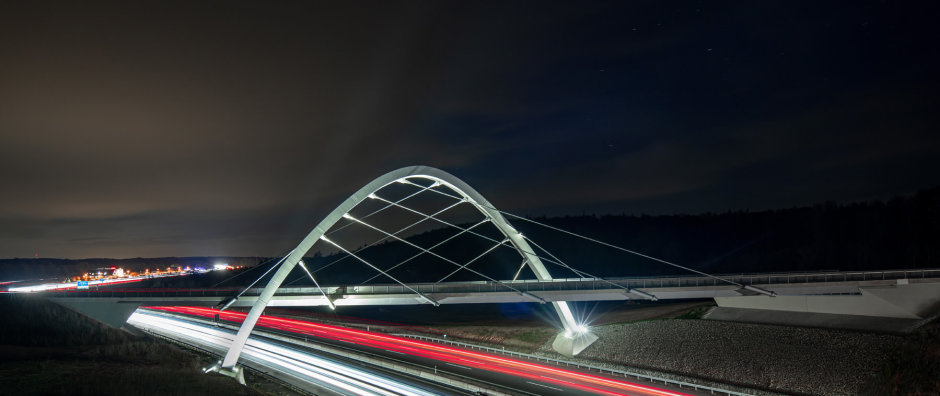 Monobogen A3 in der Nacht - © Tom Bauer für Autobahndirektion Nordbayern
